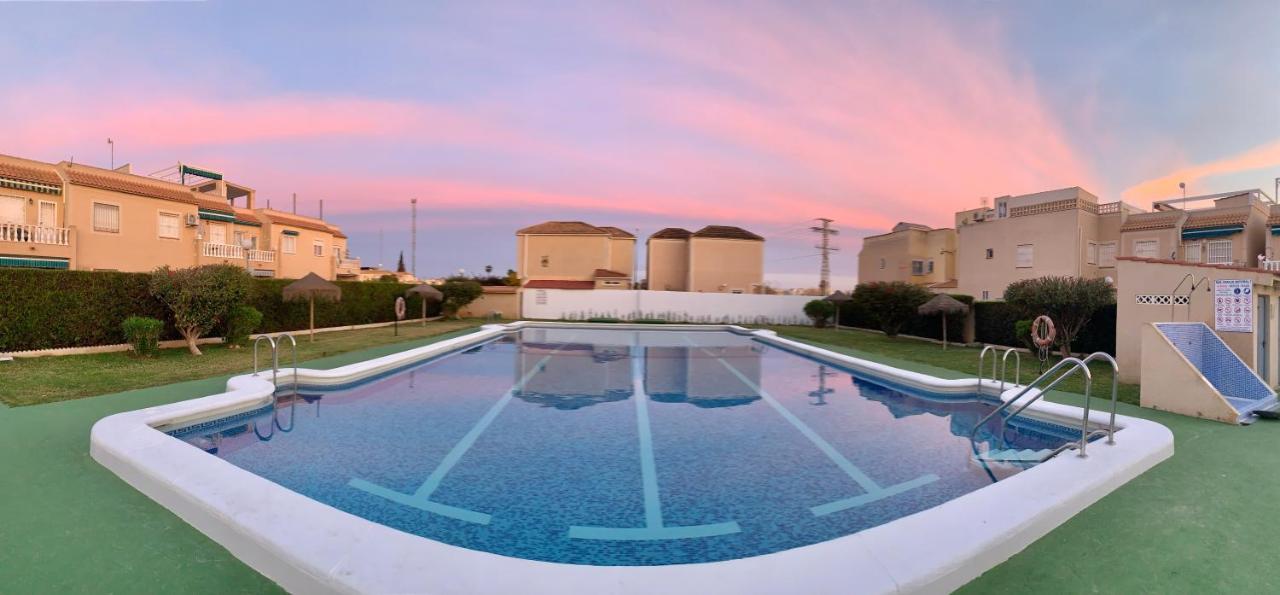 Holiday House Torrevieja Esterno foto