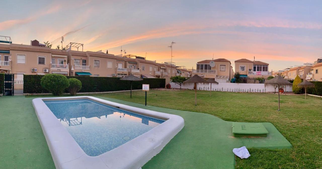 Holiday House Torrevieja Esterno foto